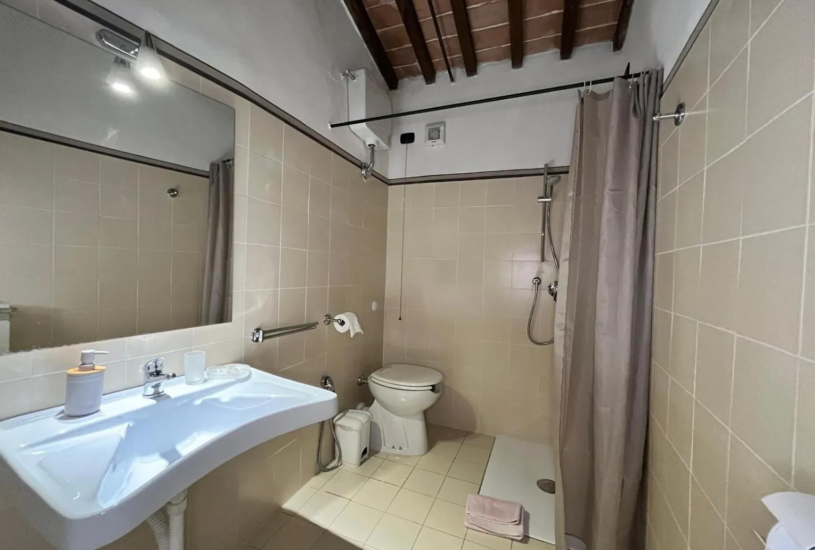 Borgo La Valle Palazzo del Pero مزرعة للإقامة